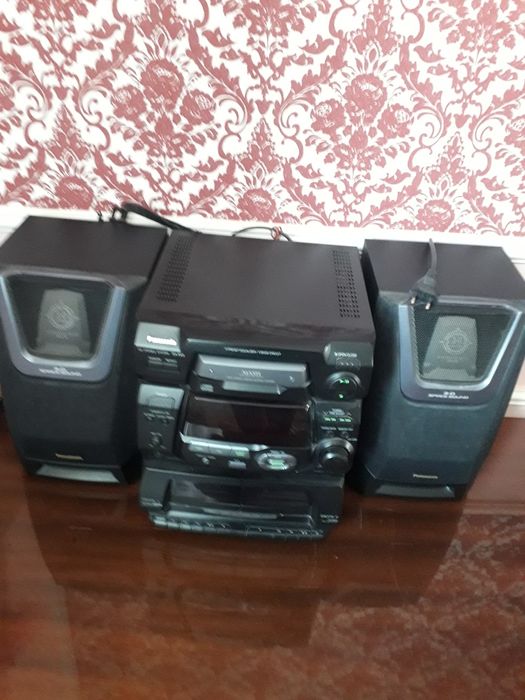 Продам музыкальный центр,оригинал, диски, кассеты, радио все работает