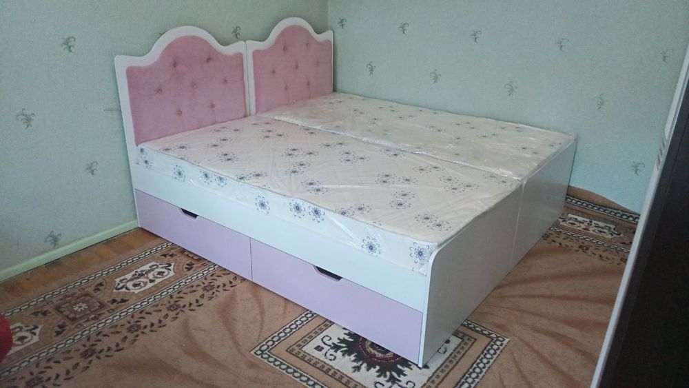Продам письменный стол с двумя кроватями