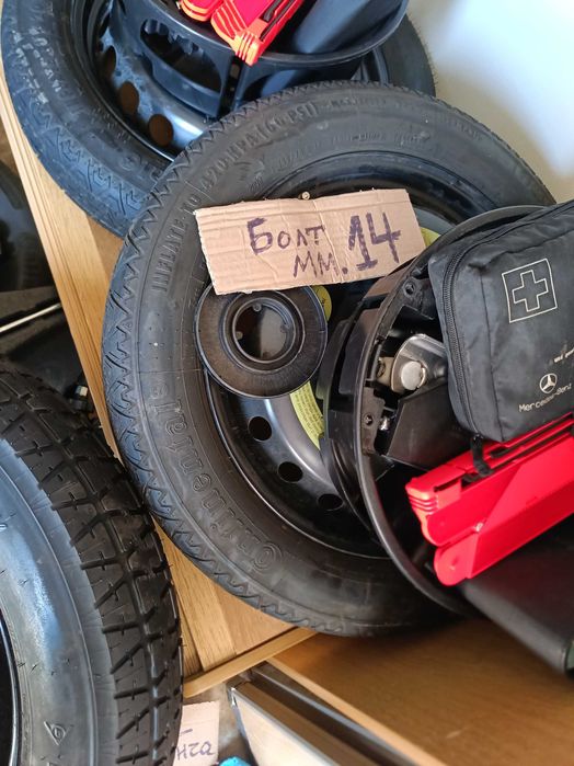 Патерици в комплект с останалите аксесоари за Мерцедес