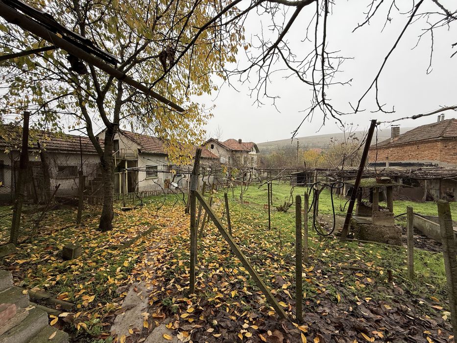 Къща с гараж равен и голям Двор!