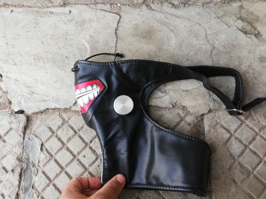 Рокерска Маска, Кърпа под брадата от кожа