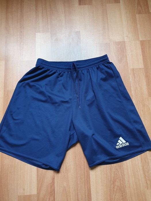 Vând 4 perechi de pantaloni scurți de fotbal