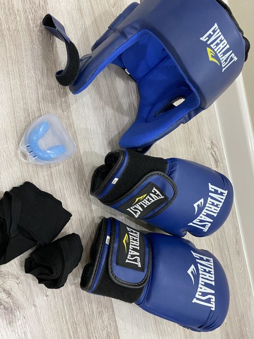 Продается  шлем перчатки