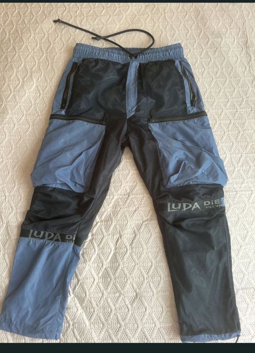 Luda панталони който има Xs i S da pishe