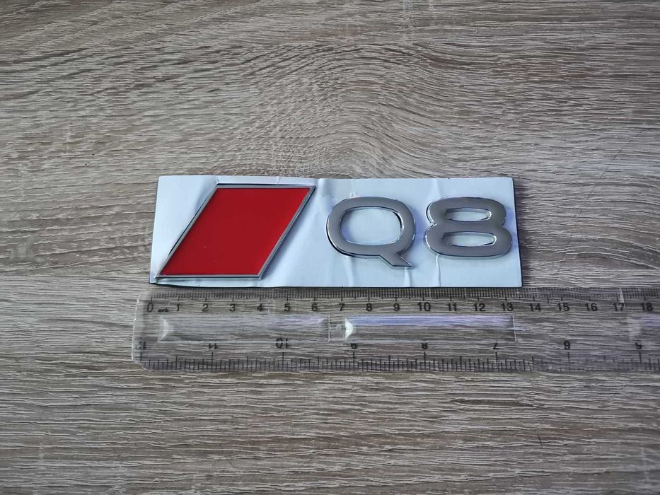 сребриста емблема Audi Q8 нов стил