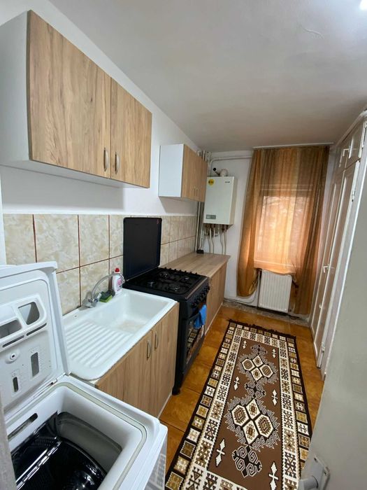 Ofer spre închiriere apartament 2 camere, semidecomandat, zona Zamca, utilat, centrală termică, termopane, etaj 1. + o garanție — fotografia 1