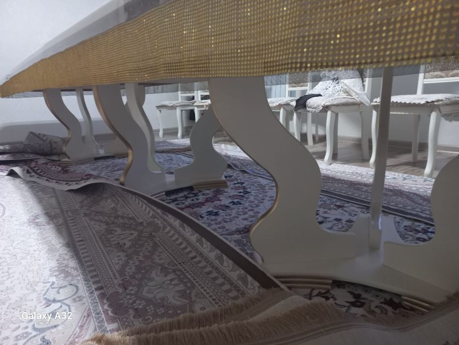 Қонақ бөлмеге стол сатылады.