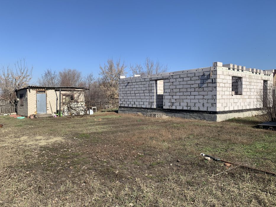 Продам участок с недостроенным домом