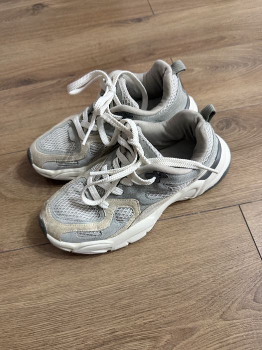 Tenesi marca Zara cu piele intoarsa