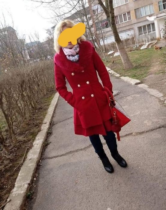 Palton rosu în stare excelenta mărimea s .