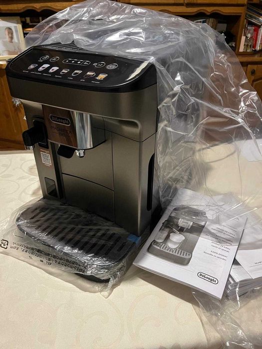 Vând mașină de cafea De'Longhi nouă