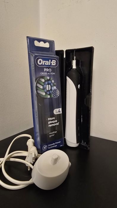 Periuță de dinți electrică Oral-B Clean & Protect + 4 capete rezerve +