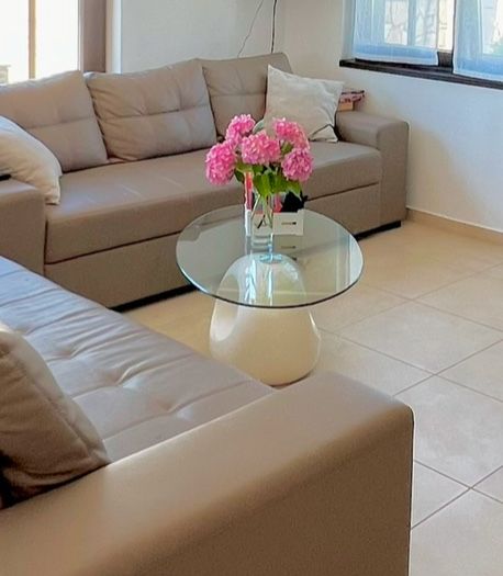 Тази масичка за кафе е с уникален органичен дизайн.