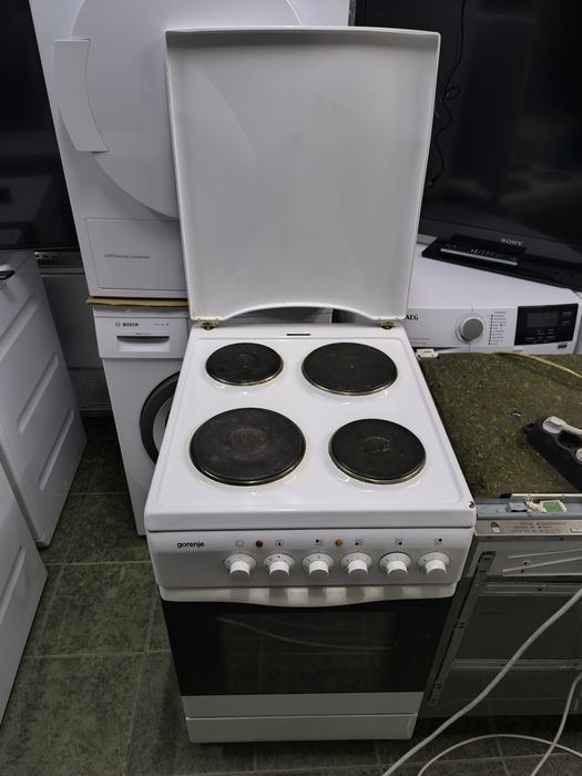 Свободностояща Печка Gorenje Е235VV с чугунени котлони.