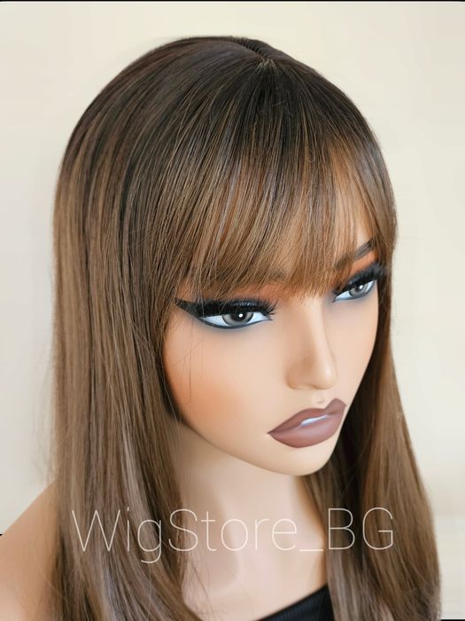 Дълга на вълни кафява перука с бретон