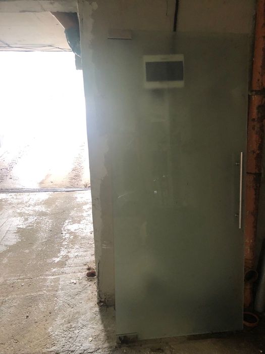 Закалена стъклена врата