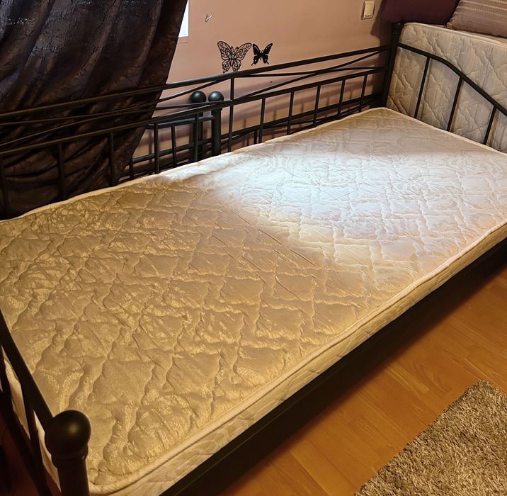 Два броя единични легла с матраци