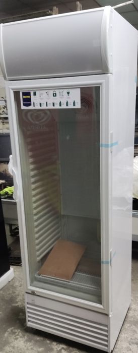 Нова хладилна витрина