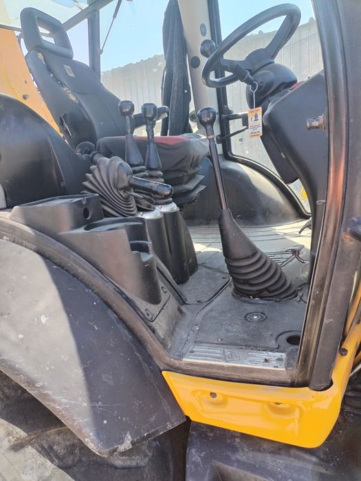Vind buldoexcavator jkb din 2012   acte la zi  se poate  proba  in arad