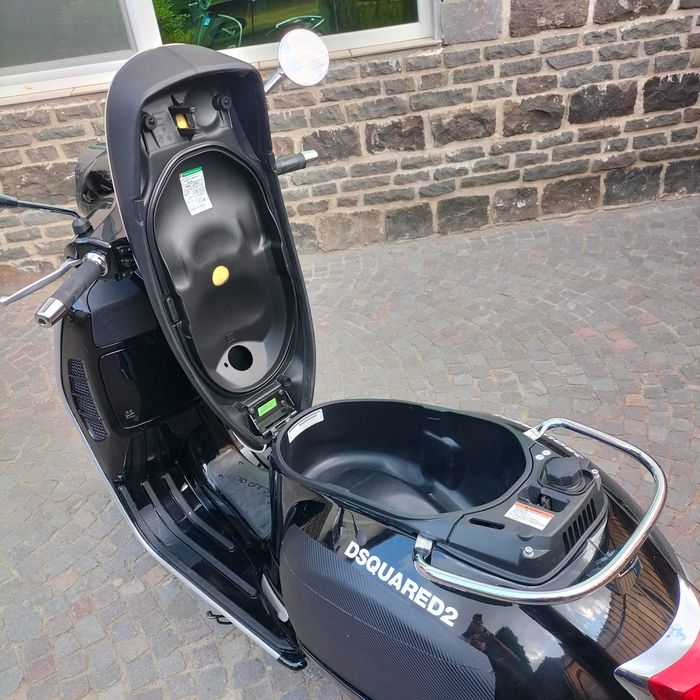 Motocicleta VESPA 300 GLS din 2022 cu 8700km vand cu acte in regula inscrisa in circulatie stare perfecta,