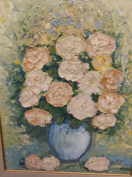 Tablouri pictate cu semnătura.