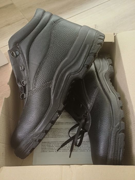 Работни обувки с метално бомбе