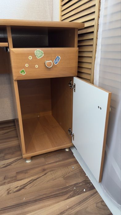 Письменый стол, в хорошем состоянии