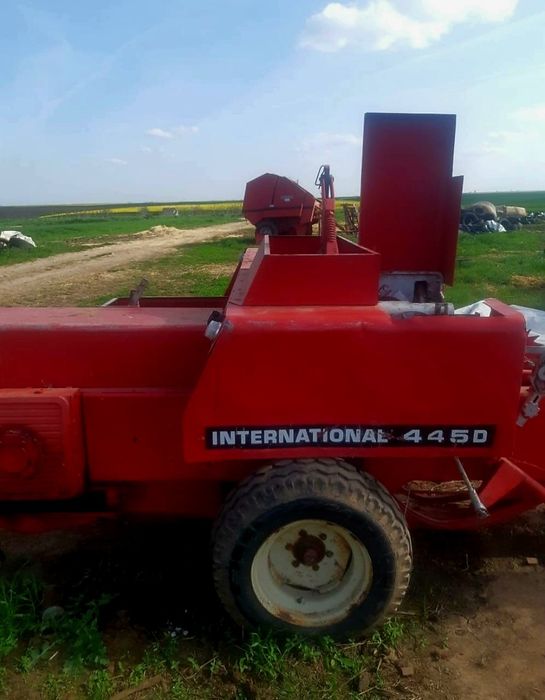 Presa de balotat international 445 D
