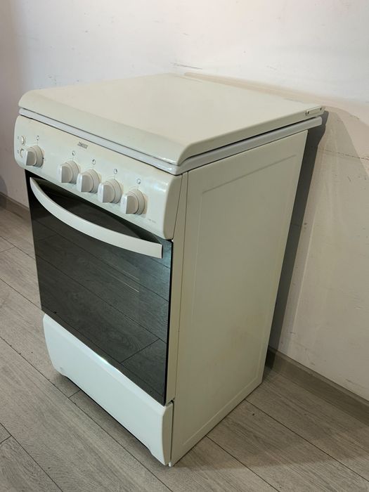 Zanussi Aragaz cu 4 Arzătoare și Cuptor, Model ZCG556GW1