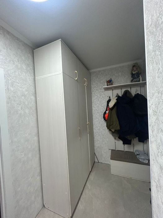 Шкаф с вешалкой для одежды и