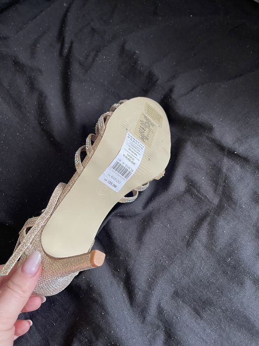 Босоножки золотые