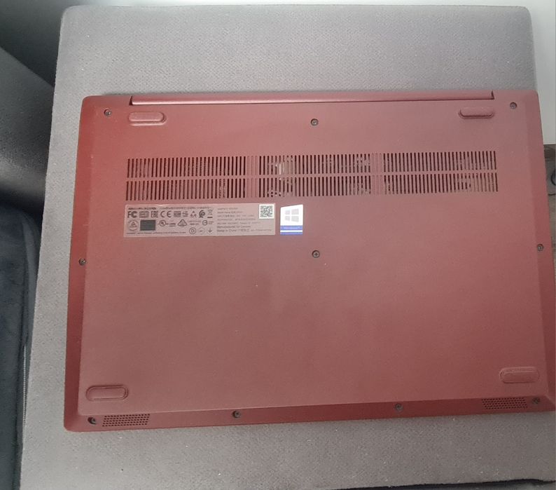 Laptop Lenovo IdeaPad3  8GB RAM/ 3.3 GHz Procesor