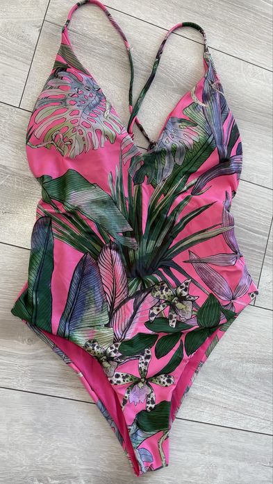 Красив Цял бански с подплънки и кръстосан гръб