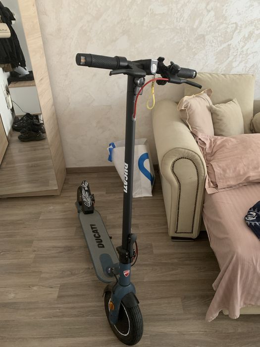 Trotineta electrica ducati PRO MAX.Limitata la 25 km h , si delimitata din aolicatie oana la 50 km h. Nu dau prin livrarar