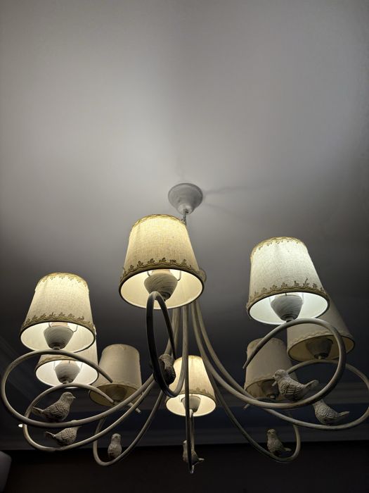 Люстра с 8 плафонами в отличном состоянии