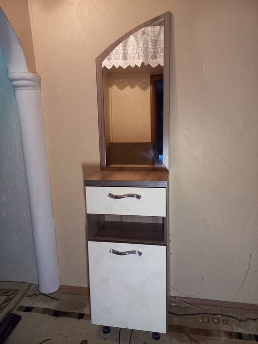 Тумбочка с зеркалом