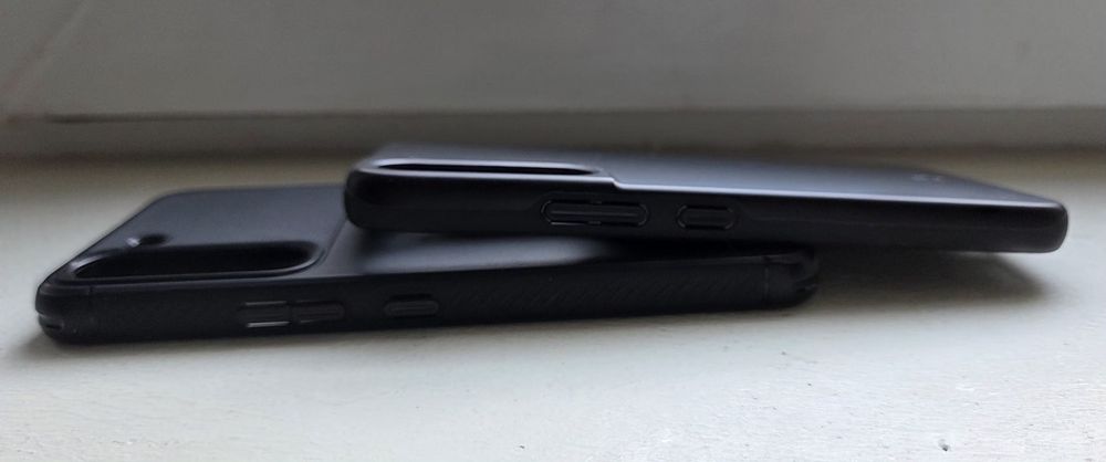 Huse Spigen pentru Galaxy S22