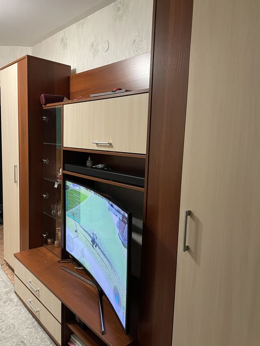 Стенка и шкаф с зеркалом