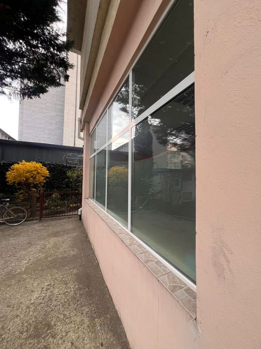 Vand tamplarie de aluminiu cu geam termopan.