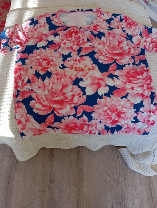 Блуза с къс ръкав много добро качество нова удобна за носене