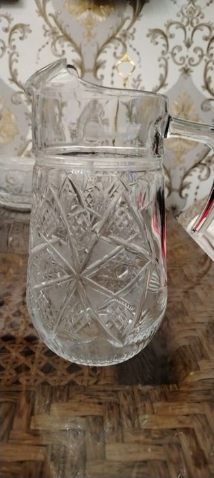 Три хрустальных графина с рюмочками.