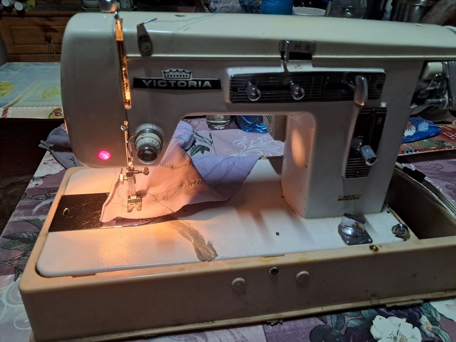 Masina de cusut zig zag