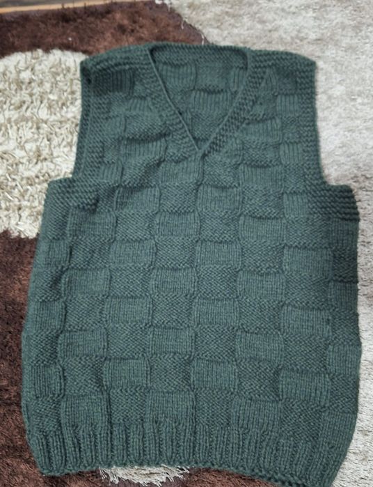 Vând veste și ciorapi crosetati de lână