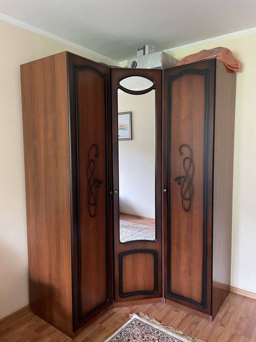 Продаю угловой большой шкаф