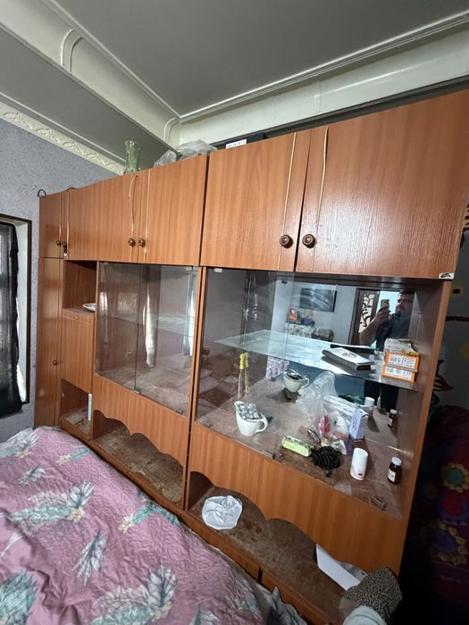 stenka va yumshoq divan sotiladi srochniyga arzon narxda