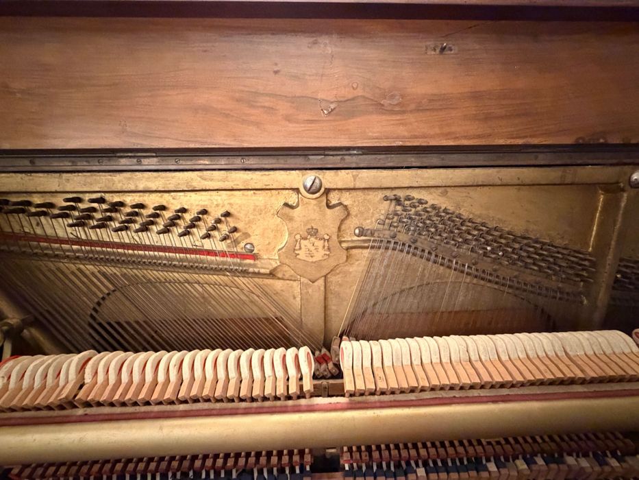 Vând pianina veche de colecție