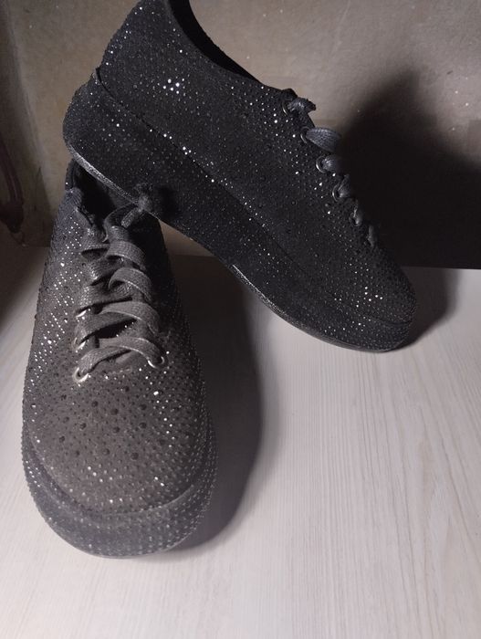 Продам кроссовки стразами