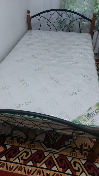 Кровать с матрацем