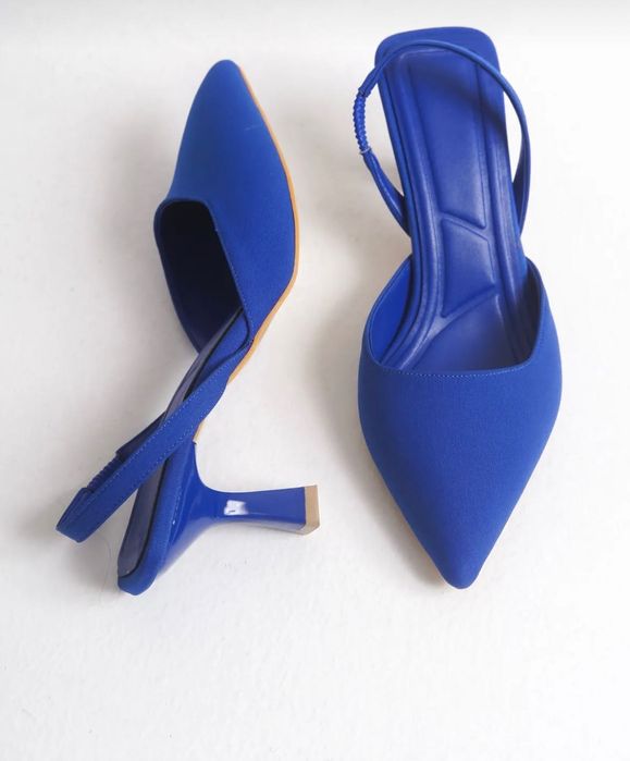 Сини обувки на ток с отворена пета и остър връх