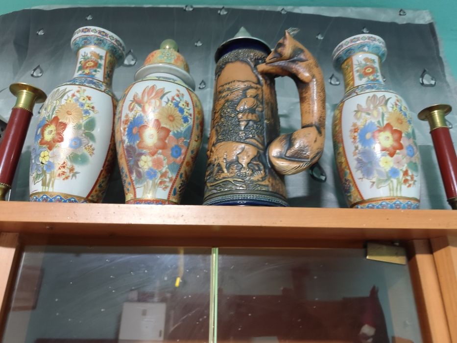 Vaze și căni frumoase și în stare buna